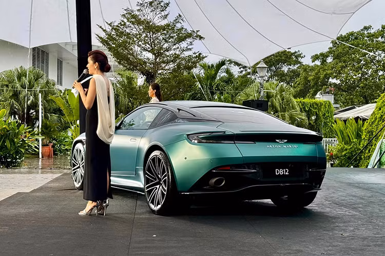 Khối động cơ đi kèm hộp số tự động 8 cấp. Nhờ đó, DB12 có thể tăng tốc từ 0-100 km/h trong 3,6 giây, trước khi đạt tốc độ tối đa 325 km/h. Trong khi DB11 mất 4 giây để đạt tốc độ 100 km/h từ vị trí xuất phát và tốc độ tối đa 309 km/h. Ngoài ra, hệ thống treo trên DB12 sử dụng là loại giảm xóc thích ứng đời mới cùng thanh chống lật cứng hơn để đảm bảo cấu trúc tổng thể trước công suất mới mạnh hơn đáng kể.