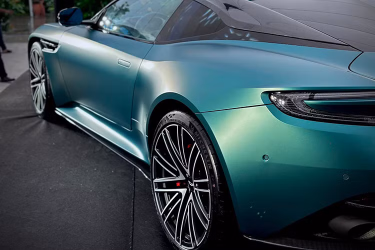 Theo đó, phần đầu xe Aston Martin DB12 tại Việt Nam nổi bật với lưới tản nhiệt khổng lồ, hai bên là đèn pha LED mới. Phía trên lưới tản nhiệt là logo mới của Aston Martin trong khi bên dưới là bộ chia gió cải tiến.
