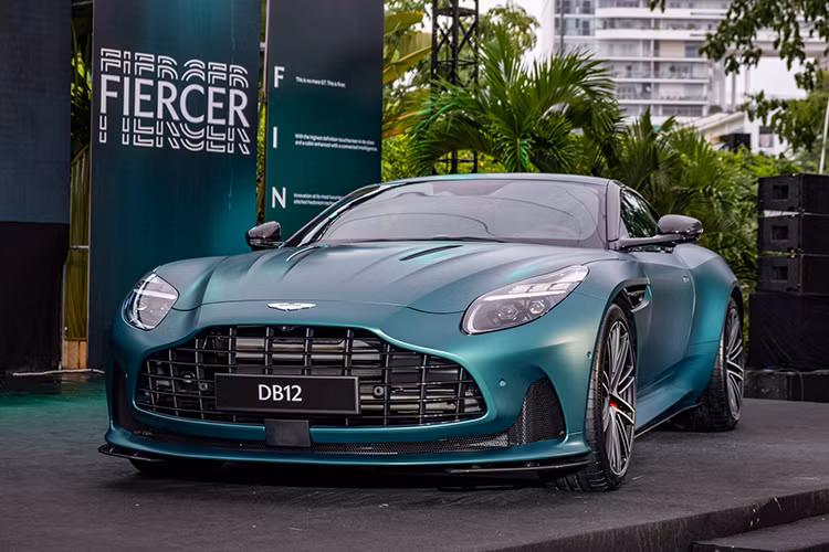  Aston Martin DB12 2024 mới vừa chính thức được giới thiệu tới người tiêu dùng Việt Nam với giá bán từ 19,5 tỷ đồng, chưa bao gồm các tuỳ chọn thêm. Hãng xe Anh quốc rất tự hào về DB12, đến mức Aston Martin mô tả đây là chiếc “Super Tourer đầu tiên trên thế giới” và là "mẫu DB hoàn thiện và hoàn hảo nhất" trong lịch sử của hãng.