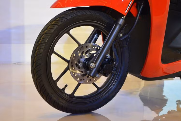 Bánh xe cỡ 14 inch với lốp trước 80/90 và 90/90 phía sau, Honda Genio 2019 mới sử dụng phanh đĩa thủy lực duy nhất ở phía trước và phanh tang trống cổ điển ở phía sau, cùng với đó là bộ phuộc ống lồng trước kích thước nhỏ và monoshock ở phía sau.