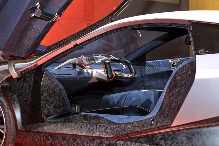 Tổng thể thiết kế nội thất của BMW Vision M Next là rất tối giản, với việc tài xế điều khiển thông qua một vô lăng kiểu phi thuyền không gian và quan sát những thông tin cần thiết trên một màn hình trong suốt.