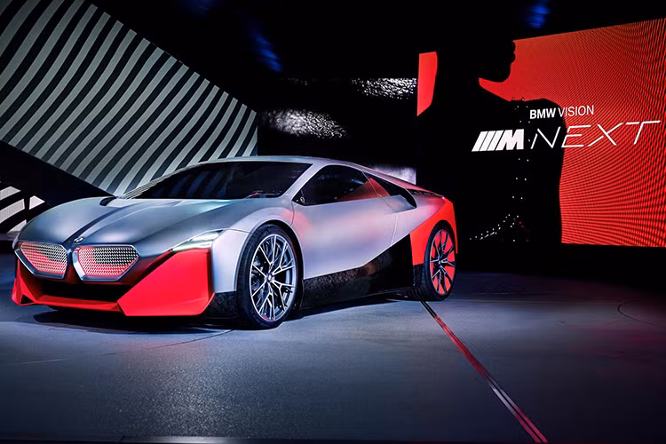 Hãng xe sang Đức từng giới thiệu mẫu concept hấp dẫn nhất năm nay của họ - BMW Vision M Next mới tới một số lượng khán giả giới hạn. Được chế tạo trong vai trò một mẫu xe điện dành cho “những tài xế năng động,” nó giờ đây đang thu hút sự chú ý của đám đông từ hội trường Triển lãm Ô tô Frankfurt 2019.