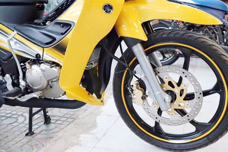 Chiếc xe máy 2 kỳ Yamaha 125ZR phiên bản 2017 có nguồn gốc từ Malaysia, do Hong Leong Yamaha Motor sản xuất. Về thiết kế, Yamaha 125ZR mới vẫn tiếp tục sở hữu kiểu dáng giống y hệt phiên bản 2015, vốn đã chỉ được thay đổi nhỏ so với những chiếc Z125 từ những năm 2002.