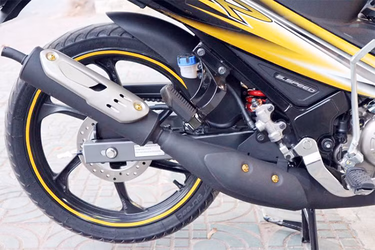 Hệ thống giảm xóc trước của xe thiết kế dạng ống lồng, giảm xóc sau lò xo trụ đơn bên cạnh vành đúc và phanh đĩa đơn trước, sau. Hệt thống ống xả đặc trưng của dòng xe hai kỳ này sau hàng chục năm vẫn không thay đổi.