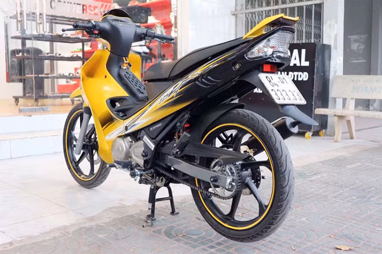 Chiếc xe máy Yamaha 125ZR đời 2017 màu vàng đen trong bài viết này với biển số khá độc "ngũ quý 3" từng được một người săn xe "độc" ở Sài Gòn mua lại từ Trà Vinh. Chiếc xe sau đó đã được rao bán với giá lên đến 450 triệu đồng, đắt hơn chiếc ôtô Hyundai Grand i10 bản cao nhất.