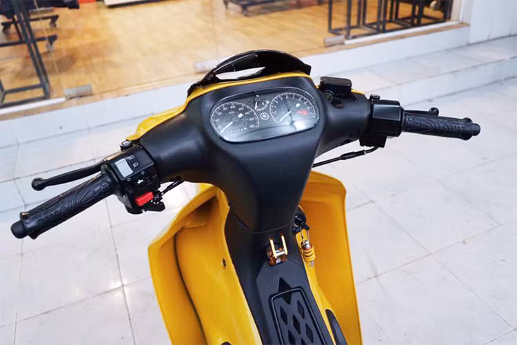 Theo tay buôn xe độc cho hay, sở dĩ chiếc côn tay 2 thì có mức giá bằng cả một chiếc Hyundai Grand i10 là bởi xe được nhập khẩu Hải quan chính ngạch và sở hữu biển số ngũ quý 3 độc đáo. Trong khi đó, tại các cửa hàng kinh doanh xe máy nhập khẩu, dòng Yamaha 125ZR đời 2017 khá hiếm xe và số ít hiện có giá xấp xỉ 300 triệu đồng.