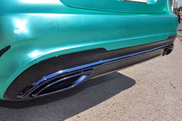 Đặc biệt trên phiên bản E250 AMG, mẫu xe này còn sang trọng và tiện nghi hơn khi được Mercedes trang bị cửa sổ trời điều chỉnh điện, tạo nên một bản nâng cấp đậm chất "chơi" hơn so với các đối thủ khác cùng dòng..