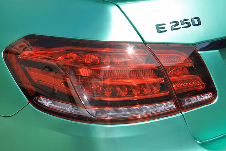 E250 AMG sử dụng động cơ động cơ 2.0 Turbo tăng áp đơn 4 xi-lanh thẳng hàng, công suất cực đại 211 mã lực, mô-men xoắn cực đại 350Nm. Xe có khả năng tăng tốc từ 0-100 Km/h mất 7,4 giây trước khi đạt tốc độ tối đa 243 Km/h. Mức giá chính hãng của xe tại thị trường Việt Nam là 2,259 tỷ đồng.