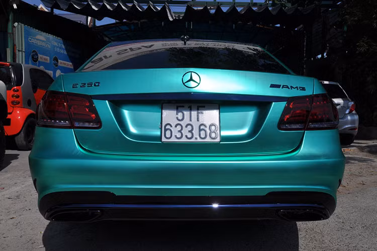 E250 AMG sang trọng với nội thất ốp gỗ bóng ASH đen, tay lái đa chức năng 3 chấu da Nappa, bảng đồng hồ ba hốc thể thao, táp lô và thanh cửa bọc da với viền chỉ trang trí, kết hợp đồng hồ analogue với ngôi sao Mercedes chính giữa.