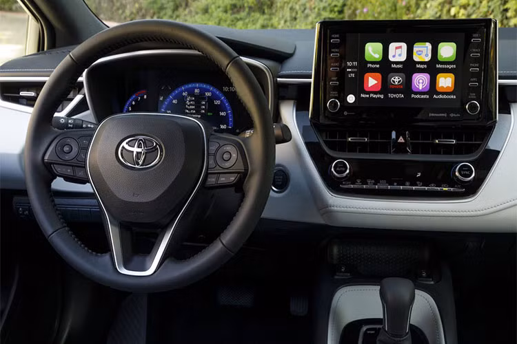 Bên trong nội thất, Corolla hatchback được hãng xe ôtô Toyota thiết kế bảng táp-lô phân tầng và bảng điều khiển trung tâm rộng rãi hơn. Ca-bin với những vật liệu cao cấp, tùy chọn chỉ khâu màu tương phản. Các tiện ích bao gồm hệ thống thông tin giải trí Entune 3.0 với màn hình cảm ứng 8 inch kèm các tính năng hiện đại như kết nối smartphone, trợ lý ảo Alexa, kết nối Wi-Fi, nhận dạng giọng nói và dàn âm thanh 6 loa.