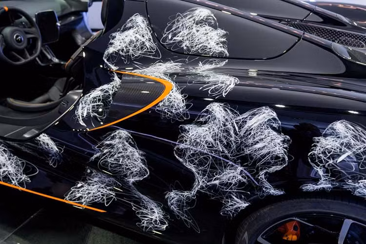 Như vậy, số tiền mà Minh Nhựa để sở hữu xe McLaren Elva được chủ nhân tiết lộ là 190 tỷ đồng, gần bằng với giá xe Koenigsegg Regera của đại gia Hoàng Kim Khánh, đã được "nóc nhà" tiết lộ 200 tỷ đồng. Các con số này chúng tôi xin khẳng định là do người trong cuộc bật mí.