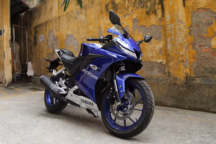 Yamaha Việt Nam vừa thực hiện điều chỉnh giá bán cho mẫu xe môtô Yamaha R15 mà hãng nhập khẩu từ Indonesia được phân phối chính hãng. Theo đó, Yamaha đã giảm 14 triệu đồng so với mức giá cũ cho mẫu sport bike 150cc, đưa giá niêm yết của xe từ 93 triệu về mức 79 triệu đồng.