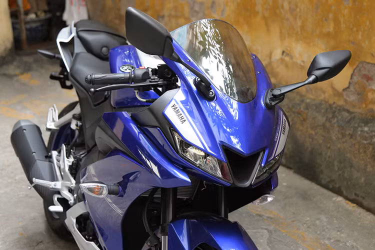 Yamaha R15 tại Việt Nam thuộc thế hệ thứ ba, sở hữu ngôn ngữ thiết kế mới nhất thừa hưởng từ đàn anh Yamaha R1 2015 đến nay. So với hai thế hệ trước đó, Yamaha R15 2018 có thiết kế gọn gàng hơn hẳn, tuy nhiên không vì thế mà xe mất đi vẻ thể thao và cứng cáp.