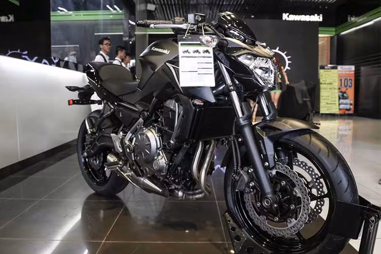 Tại thị trường Việt Nam Kawasaki Z650 phiên bản 2018 được niêm yết chính hãng với mức giá 218 triệu đồng. Mẫu xe naked-bike tầm trung này được xem là phù hợp với những người bắt đầu làm quen với xe côn tay.