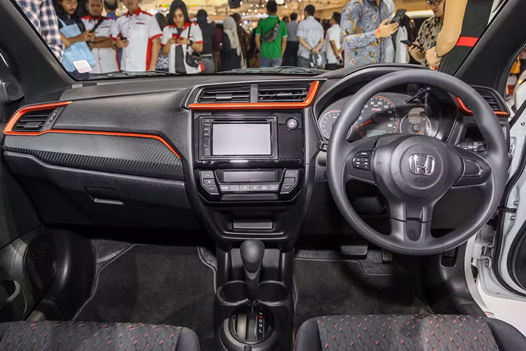 Về mặt nội thất, Honda Brio có nội thất và trang bị bên tron khá cơ bản do thuộc phân khúc xe hatchback cỡ A. Xe có mặt táp-lô theo phong cách của chiếc Honda Jazz, trong khi đó vô lăng, cửa gió điều hòa, núm chỉnh điều hòa và bảng đồng hồ giống với phiên bản cũ. 