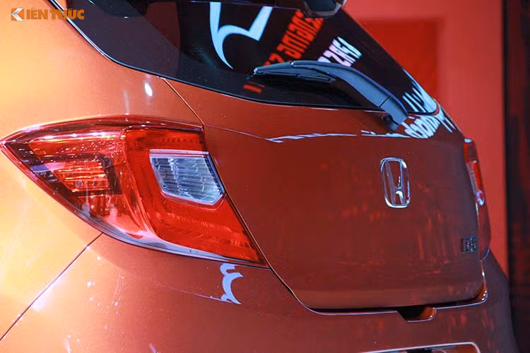 Cung cấp sức mạnh cho Honda Brio mới sẽ là khối động cơ xăng i-VTEC 4 xi-lanh, dung tích 1,2 lít lấy từ thế hệ cũ. Động cơ này tạo ra công suất tối đa 90 mã lực tại tua máy 6.000 vòng/phút và mô-men xoắn cực đại 110 Nm tại tua máy 4.800 vòng/phút. Tương tự như trước đây, động cơ cũng kết hợp với hộp số sàn 5 cấp hoặc CVT, truyền sức mạnh tới cầu trước.