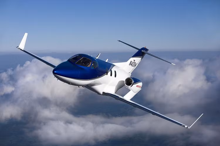 Khác với những mẫu máy bay phản lực cỡ nhỏ khác, HondaJet được thiết kế 2 động cơ phản lực GE Honda HF120 gắn ở trên cánh thay vì ở trên thân giống như Embraer Phenom Jet, giúp triệt tiêu tiếng ồn rất hiệu quả.