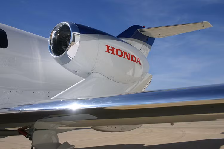 CEO của mảng Honda Aircraft, Michimasa Fujino cho biết, đã lấy cảm hứng thiết kế từ những đôi giày cao gót để tạo nên mũi máy bay của HondaJet, bởi nó đại diện cho vẻ đẹp cũng như sự thoải mái và tiện nghi.