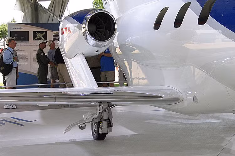 Động cơ của HondaJet được đặt trên cánh với lượng nhiên liệu tiêu thụ giảm 15%. Đồng thời, thiết kế này giúp giải phóng khoảng 20% không gian khoang hành khách so với các máy bay cùng loại.