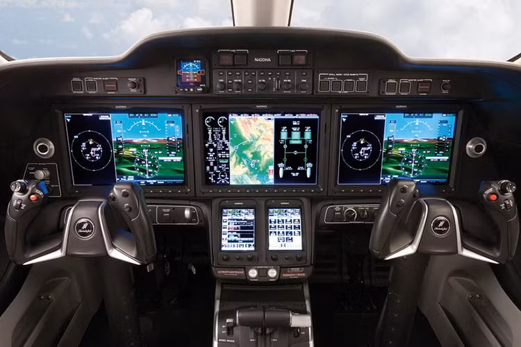 Những tính năng nổi bật của khoang lái HondaJet gồm có hệ thống điều khiển màn hình cảm ứng, 3 màn hình 14 inch và bộ thiết bị điện tử hàng không Garmin G3000.