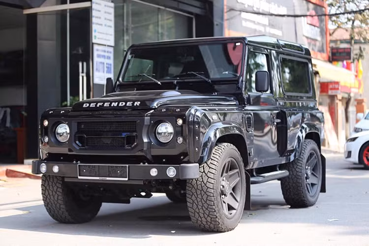 Hãng độ nổi tiếng Chelsea Truck Company - chi nhánh chuyên nâng cấp xe offroad được thành lập vào năm 2010 và trực thuộc hãng độ Anh Quốc Kahn Design đã tạo ra bản độ Land Rover Defender mang tên "The End Edition" với 25 chiếc trên toàn thế giới. Chiếc xe trong bài viết này nằm trong số 1/25 được một đại lý xe nhập khẩu đưa về Việt Nam.