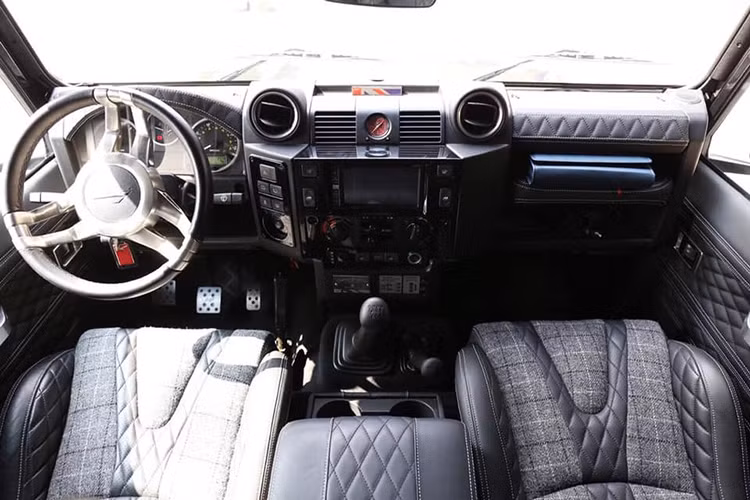 Bên trong Chelsea Truck Company xe được độ sang trọng và tiện nghi không thua kém những chiếc G-Class. Đầu tiên phải kể tới đó là các ghế ngồi trong xe nguyên bản đã được thay bằng loại ghế thể thao GTB được bọc trong da cao cấp chần chỉ vân con thoi như xe siêu sang.