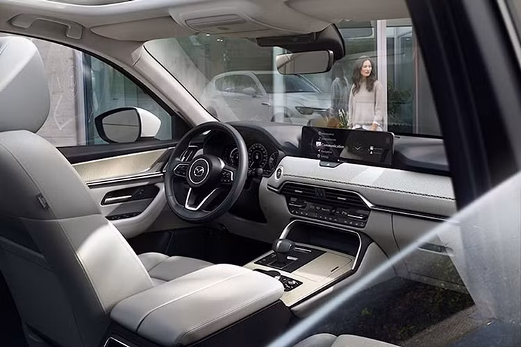 Tuy nhiên có vẻ như sự tương đồng giữa Mazda CX-70 và CX-90 chỉ nằm ở cột A đổ về trước khi từ hình ảnh trên website, có thể thấy rõ CX-70 có đuôi ngắn hơn CX-90 và ô cửa kính cuối hất lên như CX-60.