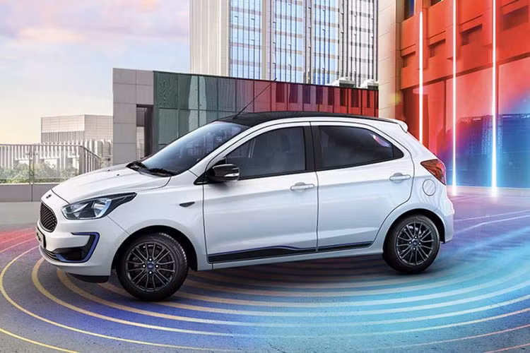 Bước sang phiên bản 2019, mẫu xe giá rẻ Ford Figo được nâng cấp đáng kể về thiết kế ngoại thất. Theo đó, mẫu xe hathcback hạng B này được trang bị lưới tản nhiệt mới và cản trước tái thiết kế đi kèm viền mạ crôm hình chữ C bao quanh hốc đèn sương mù trước. 