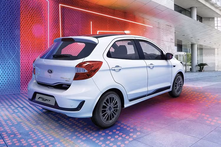 Xe được thừa hưởng thiết kế lưới tản nhiệt của Ford Fiesta thế hệ mới, đèn pha mới, các hốc hút khí phía trước được thiết kế lại cùng cản trước thể thao hơn. Dải LED chiếu sáng ban ngày được viền phía trên cụm đèn sương mù cũng khá tinh tế. Phía sau, mẫu xe hạng A của Ford cũng được mong đợi sẽ có những cách tân ở cụm đèn hậu. 