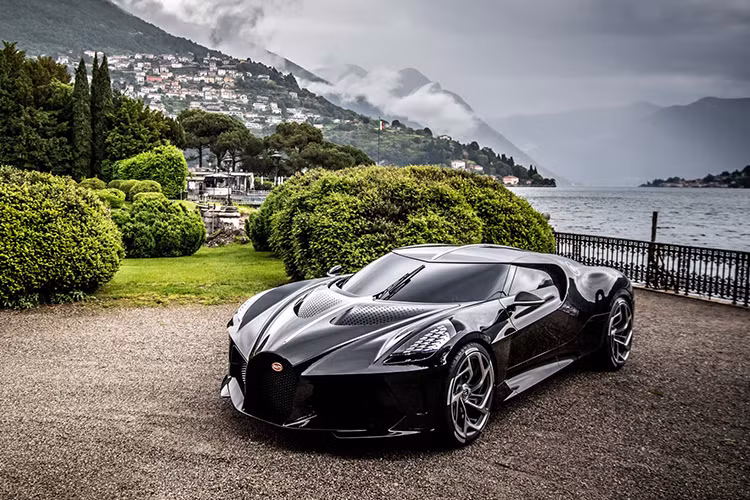 Với cái mác giá 12,5 triệu USD và giá bán 18,7 triệu USD sau thuế, Bugatti La Voiture Noire chính thức là mẫu xe mới đắt giá nhất trên đời. Nó đươc coi là một phiên bản hiện đại của chiếc Type 57 SC Atlantic của chính ông Jean Bugatti, và vẫn sử dụng cùng khối động cơ W16 giống của Chiron. Nó có tới 6 đầu ống xả, bộ la-zăng kiểu mới, tấm ốp mặt trước dữ tợn, và một huy hiệu phát sáng cỡ lớn ở phía sau.