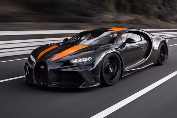 Hồi đầu năm nay, Bugatti đã thu hút sự chú ý của thế giới ôtô bằng cách thông cáo rằng họ đã vượt qua mốc 300 dặm/giờ (483 km/h) với một phiên bản Chiron độ. Super Sport 300+ chính là phiên bản hợp pháp đi đường. Giới hạn chỉ 30 chiếc, Super Sport 300+ là một phiên bản Chiron đẹp đẽ với thân vỏ trơn mượt và mô típ trang trí sọc. Quá trình sản xuất siêu xe này sẽ bắt đầu trong năm 2021 và có giá tới 3,9 triệu USD.