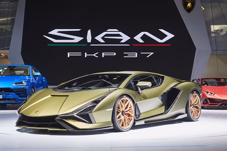 Sian đại diện cho cây cầu nối tới tương lai của Lamborghini. Dù nó được chế tạo dựa trên Aventador SVJ, nhưng nó là chiếc xe thương mại đầu tiên của công ty có trang bị hệ thống điện bổ sung. Bên cạnh động cơ V12 dung tích 6.5 lít, Sian có sử dụng một hệ thống mild hybrid 48 volt. Tổng công suất là 819 mã lực, khiến Sian trở thành mẫu Lamborghini mạnh nhất từ trước tới nay. Thương hiệu siêu xe Ý sẽ chỉ sản xuất 63 chiếc, và giá mỗi chiếc là 3,6 triệu USD.