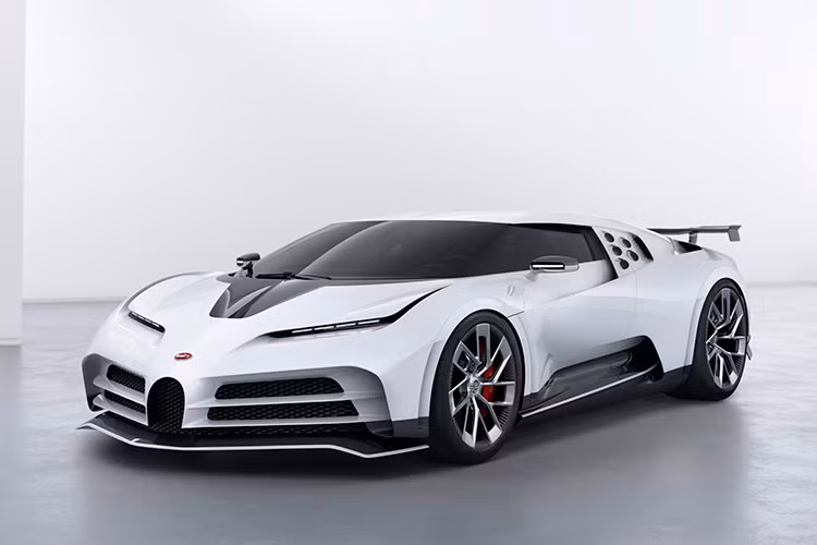 Bugatti đã vén màn Centodieci tại tuần lễ xe Pebble Beach năm ngoái, phơi bày thêm một mẫu xe siêu đắt, siêu hiếm khác tới thế giới. Giới hạn sản xuất chỉ 10 chiếc, Centodieci là một sản phẩm mang tính gợi nhớ về Bugatti EB110, và đồng lúc chúc mừng kỷ niệm 110 năm thương hiệu. Với cái giá 9 triệu USD và số lượng cực ít, khả năng tận mắt nhìn thấy một chiếc Centodieci trên đường phố là rất nhỏ.