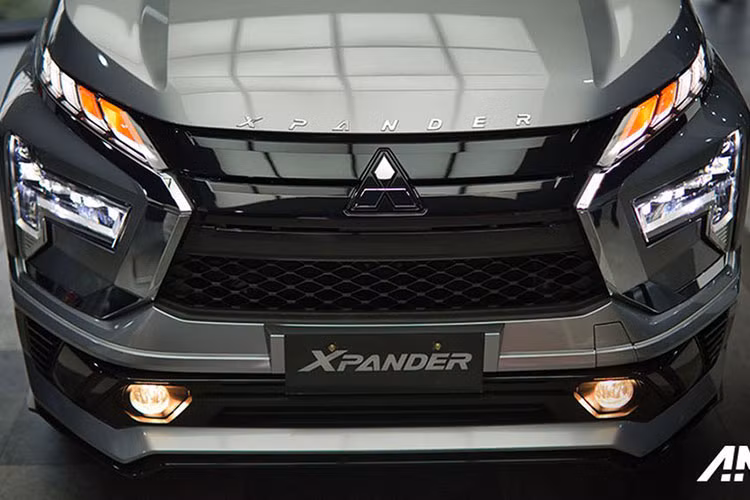 Về ngoại hình Xpander 2022 sở hữu thiết kế mặt trước mới mặc dù vẫn đi theo phong cách Dynamic Shield đặc trưng. Phần lưới tản nhiệt được tinh chỉnh với 2 nan dày sơn đen đặt bên trên thay vì kiểu trang trí mạ crôm như cũ, bên dưới là phần mắt lưới tổ ong chứ không còn là khoảng trống như trước.