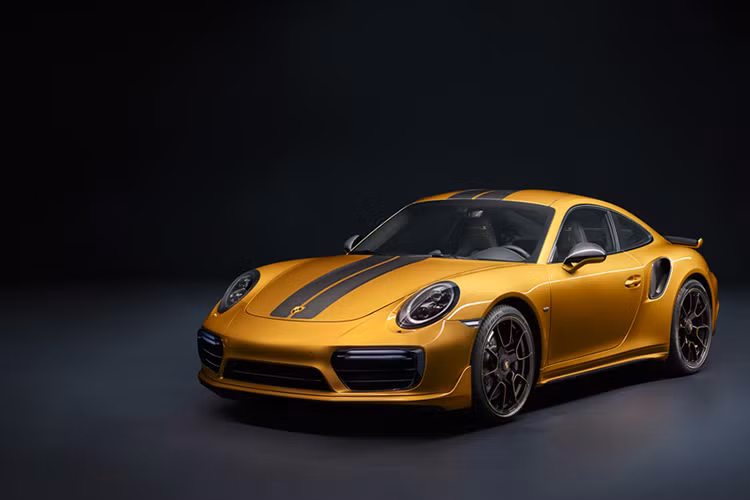 Ngoài việc tăng công suất thêm 27 mã lực, những phiên bản của siêu xe Porsche 911 Turbo S Exclusive mới khác với phiên bản 911 Turbo S ở thiết kế mới mẻ và độc đáo hơn, sử dụng vật liệu cao cấp cùng các chi tiết sang trọng. Chiếc xe đang được hoàn thiện một cách tỉ mỉ bằng tay tại nhà máy Porsche Exclusive Manufaktur mới ở trụ sở chính Zuffenhausen.