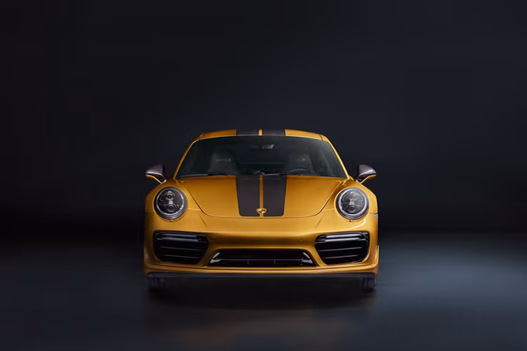 Điều làm cho các phiên bản 911 Turbo S Exclusive trở nên độc nhất vô nhị chính là màu ngoại thất Vàng Ánh Kim Golden Yellow Metallic độc đáo với các thành phần cấu tạo được làm bằng carbon như nắp ca-pô, cửa sổ trời và ốp lườn xe. Hai đường kẻ song song carbon viền theo cửa sổ trời và nắp ca-pô càng làm nổi bật dáng vẻ thể thao của chiếc xe.