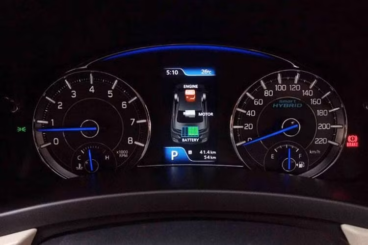 Được biết, tại thị trường Ấn Độ, Suzuki Ciaz được bán ra với nhiều biến thể động cơ khác nhau, trong đó còn có cả một tuỳ chọn động cơ hybrid hiện đại. Bên cạnh đó, xe cũng sở hữu nhiều hệ thống trang bị an toàn như ABS, EBD, hệ thống hỗ trợ khởi hành ngang dốc, 2 túi khí, cân bằng điện tử...