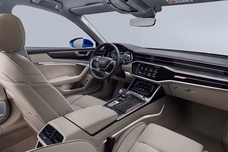 Bên trong khoang nội thất, mẫu xe sang Audi A6 Avant 2019 sở hữu giao diện màn hình cảm ứng kép. Trong đó, hệ thống thông tin giải trí được áp dụng trên màn hình kích thước 10,1 inch, trong khi màn hình 8,6 inch phía dưới có chức năng chính là kiểm soát khí hậu.