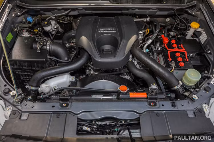 Về trang bị an toàn, D-Max có túi khí kép tiêu chuẩn, hệ thống phanh tự động với hệ thống phân phối phanh điện tử và hỗ trợ phanh, kiểm soát cân bằng, hỗ trợ khởi hành ngang dốc và ghế trẻ em phía sau ISOFIX.