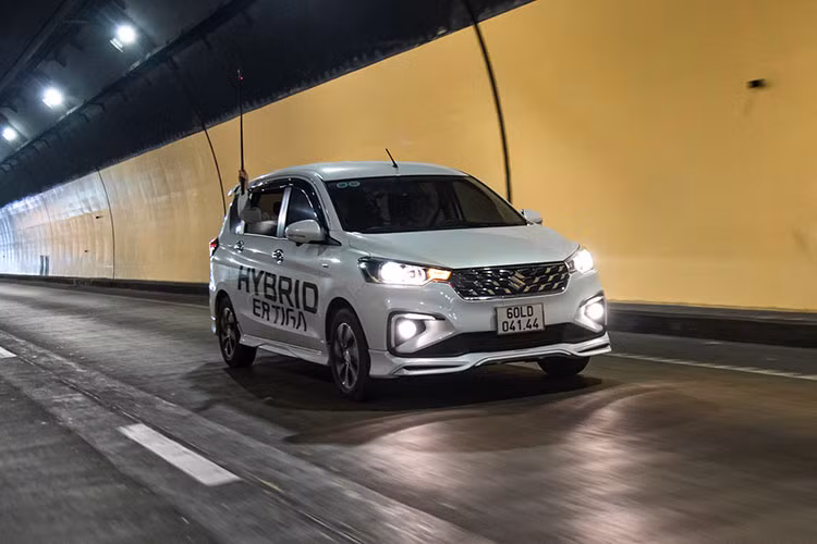 MPV hybrid - xe tiet kiem xang cho tai xe chay xe dich vu