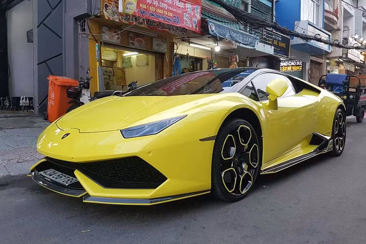 Trong số hơn 15 chiếc siêu xe Lamborghini Huracan LP610-4 đang lăn bánh tại Việt Nam chỉ có đúng duy nhất một chiếc được đăng ký biển số của Đà Nẵng. Khá đáng tiếc là sau hơn 3 năm sở hữu chiếc Lamborghini Huracan này, doanh nhân Đà thành đã bán lại cho một người yêu xe tạiSài Gòn.