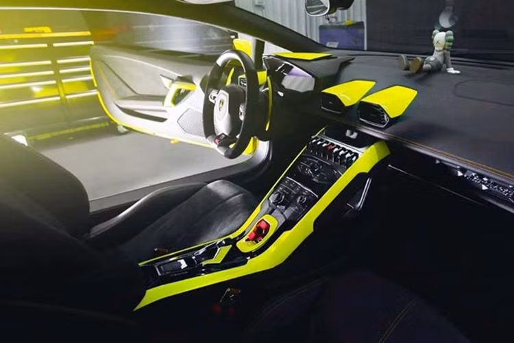 Điểm ấn tượng nữa của chiếc siêu xe Lamborghini Huracan LP610-4 đang rao bán hơn 12 tỷ đồng chính là ngoại thất của xe đã được dán đổi màu từ cam nguyên bản sang màu vàng chanh neon rất cá tính và đầy nổi bật. Bên trong khoang lái siêu xe này cũng được dán thêm một số chi tiết bằng đề-can màu vàng chanh neon. 
