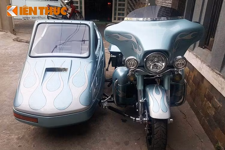 Bộ kít 3 bánh "siêu độc đáo" này có giá khoảng hơn 400 triệu đồng khi về đến Việt Nam. Nó được trang bị kính chắn gió, đèn xi nhan, đèn pha cùng với thiết kế "chờ" cho hệ thống điều hòa không khí khá ấn tượng.
