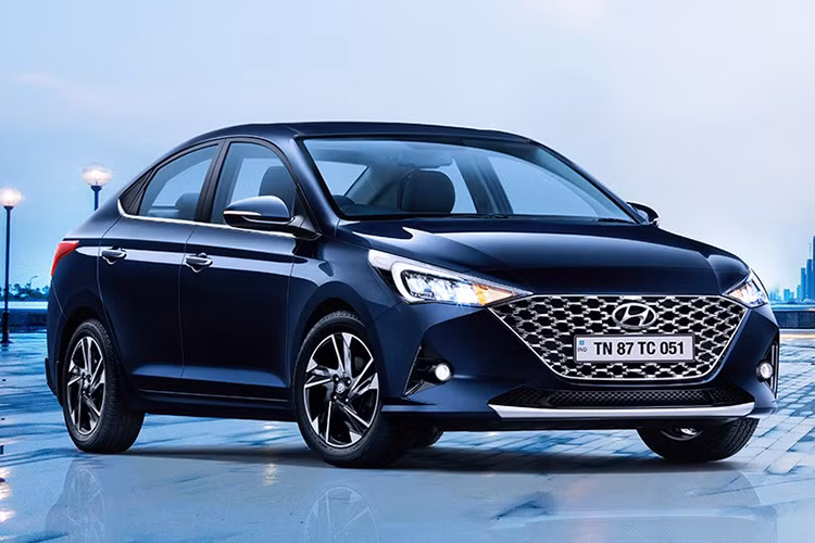 Khi mua mẫu sedan cỡ B này, khách hàng Ấn Độ có thể chọn 1 trong 6 màu sơn ngoại thất là đen, đỏ, trắng, bạc, xám và xanh đậm. Như vậy, giá xe Hyundai Accent 2020 phiên bản tiêu chuẩn tại thị trường Ấn Độ rẻ hơn đến một nửa so với xe ở Việt Nam. Hiện Hyundai Accent 2020 tại Việt Nam có gia dao động từ 426 - 542 triệu đồng. 