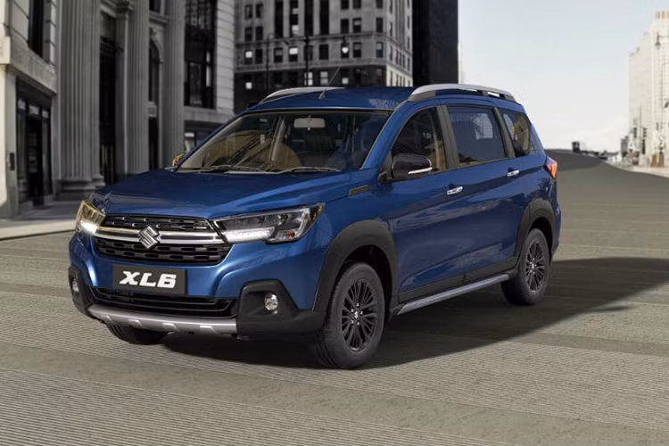 Tại thị trường Ấn Độ, XL6 2019 mới sẽ được bán ra với 2 bản trang bị là Zeta và Alpha cùng 6 tùy chọn màu sơn ngoại thất là xanh dương, đỏ, xám, be, bạc cũng như trắng. Giá xe Suzuki XL6 2019 dao động từ 980.000 - 1.146.000 Rupee (khoảng 318 - 372 triệu đồng).