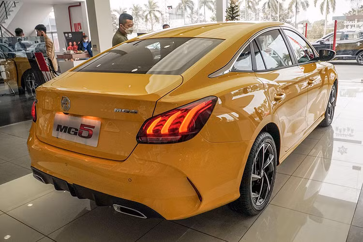 Khi ra mắt MG5 sẽ cạnh tranh trong phân khúc sedan hạng C tại Việt Nam. Giá xe MG5 2022 dự kiến ở mức 585 triệu đồng cho phiên bản Lux. Đây là mức giá khá cạnh tranh, chỉ tương đương với các mẫu xe hạng B hiện nay trên thị trường.