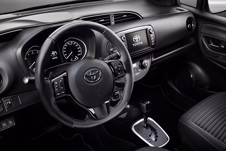 Bước vào bên trong Yaris bản nâng cấp 2017, người lái sẽ nhận ra những sự thay đổi ở chất liệu, phụ kiện trang trí và màu sắc nội thất. Cửa gió điều hòa theo phong cách quạt máy bay, đèn nền màu xanh của bảng đồng hồ, cụm điều khiển trung tâm với các nút bấm có thiết kế mới.