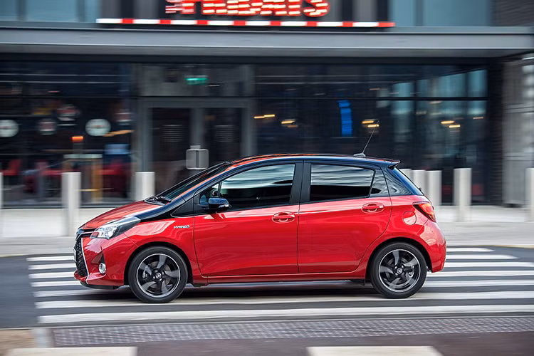 Theo hãng xe ôtô Toyota, động cơ 1,5 lít của Yaris 2017 đi kèm bệ đỡ mới nên ít rung giật hơn và mang lại cảm giác thoải mái hơn cho người ngồi bên trong. Bên cạnh đó, các kỹ sư của hãng Toyota cũng cải tiến cả hệ thống treo và hệ thống lái của Yaris 2017. Hiện hãng vẫn chưa công bố thông tin giá bán của mẫu xe này..