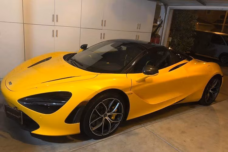 Siêu xe mui trần McLaren 720S Spider cũng chỉ cần thời gian 7,9 giây để tăng tốc từ 0-200 km/h trước khi đạt vận tốc tối đa 341 km/h tương tự như bản Coupe. Tuy nhiên, khi biến thành chiếc siêu xe mui trần, McLaren 720S Spider chỉ có thể đạt vận tốc tối đa 325 km/h.