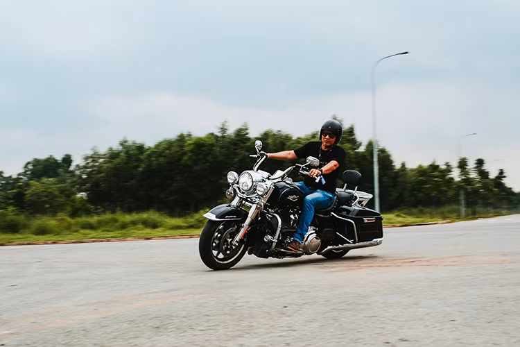 Milwaukee-Eight là dòng động cơ lớn thứ 9 từng được tạo ra của hãng. Tên gọi của dòng động cơ này xuất phát từ nơi đặt "đại bản doanh" của Harrley-Davidson và số van trên mỗi xi-lanh. Không chỉ nâng dung tích, dòng động cơ Milwaukee-Eight cũng có nhiều cải tiến kỹ thuật quan trọng như tỉ số nén cao hơn, 4 van và 2 bugi trên mỗi xi-lanh, thiết kế cò giúp người dùng không phải điều chỉnh suốt trọn đời xe và trục cam dùng xích đơn.